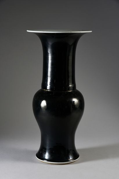 Yen yen vase in black enamelled porcelain.
Trace...