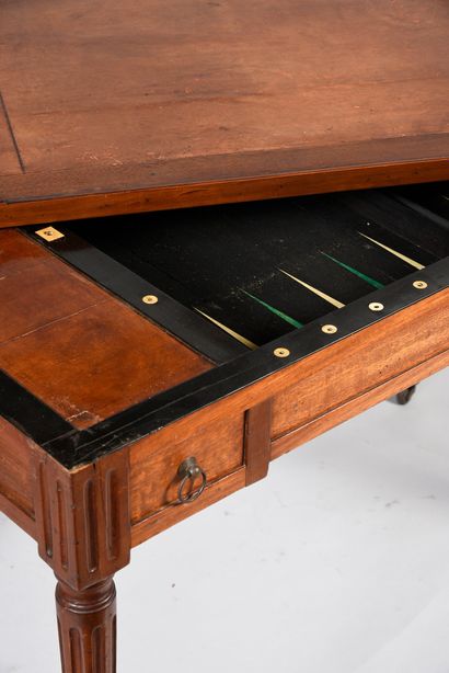 null Tric-trac in mahogany and mahogany veneer.
Opening with two drawers.
Louis XVI...