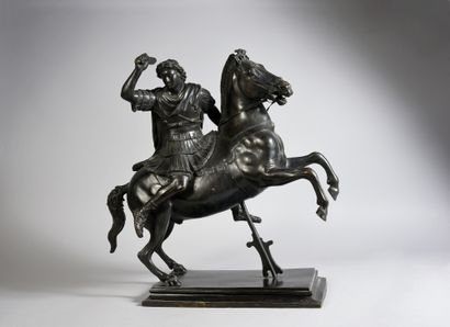 D'après L'ANTIQUE. 
Cavalier romain en tunique, le bras armé.
La figure du cheval...