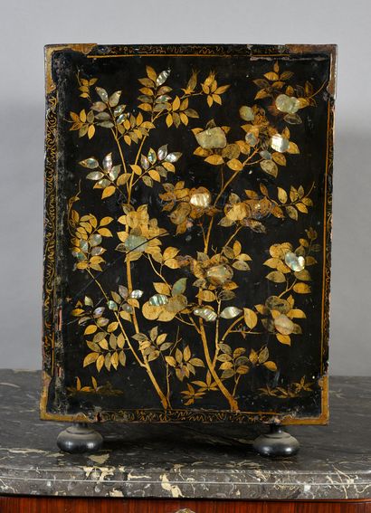 JAPON Cabinet in Japanese lacquer known as NAMBAN, with black lacquer decoration...
