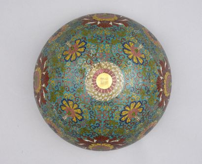 CHINE - XVIIIe siècle 
Alms bowl in gilt bronze and cloisonné enamels with stylised...