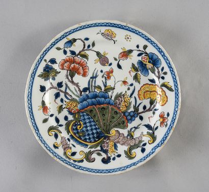 SUD-OUEST, XIXe siècle Earthenware plate with five-colour decoration in the Rouen...