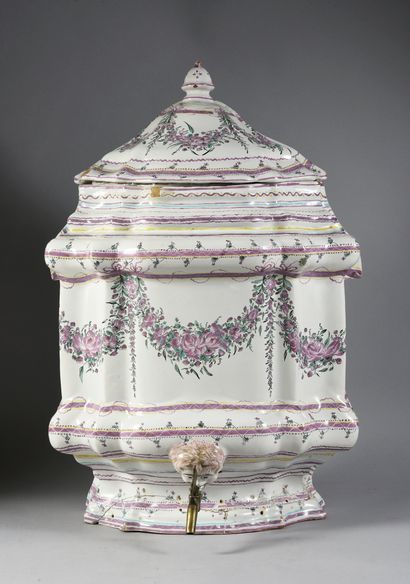SAMADET fin XVIIIe siècle. 
Large wall fountain and its earthenware lid, contoured...