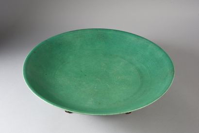 null Large round green enamelled porcelain dish.
China Qing Dynasty, 19th century.
Gilt...