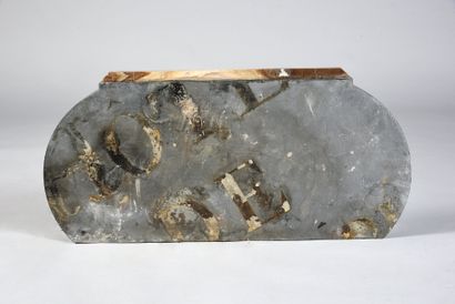 null Rectangular base in Egyptian alabaster and black marble. The marble is an amusing...