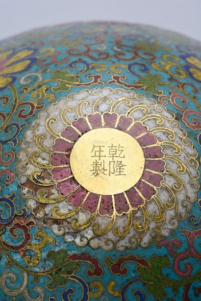 CHINE - XVIIIe siècle 
Bol à aumônes en bronze doré et émaux cloisonnés à décor de...