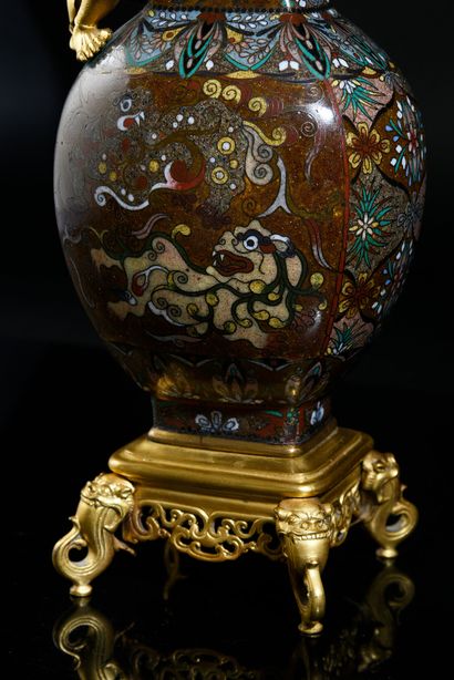 Edouard LIEVRE (1828 - 1886) 
Vase en émail cloisonné du japon, riche monture en...