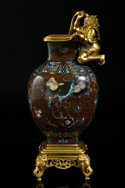 Edouard LIEVRE (1828 - 1886) 
Vase en émail cloisonné du japon, riche monture en...