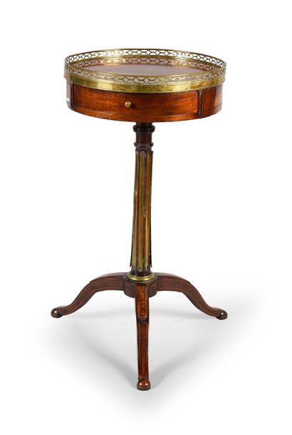 null Round mahogany and mahogany veneer lounge table, decorated with brass, lemon...