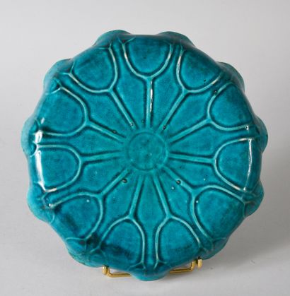 CHINE Dish in the shape of a lotus leaf in turquoise glazed porcelain.
Qing Dynasty.
D.:...