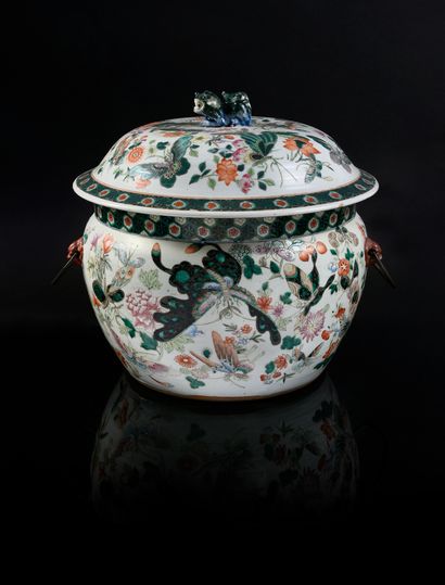 CHINE Important covered porcelain soup tureen decorated in the taste of the Green...