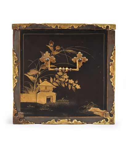 null Travel chest in Japanese lacquer and European varnish, it opens to a front flap...