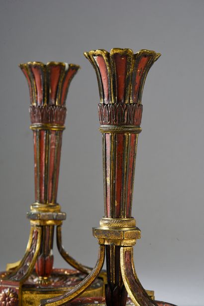 null Paire de petits flambeaux en bronze ciselé et doré et laqué rouge.
XIXe siècle.
H. :...
