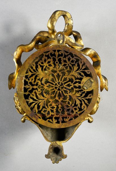null Chiseled and gilded bronze alcove cartel with knotted ribbon decoration.
The...