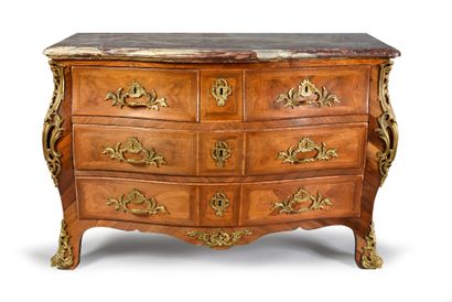 null Commode tombeau en placage de bois de rose en aile de papillon dans des entourages...