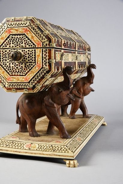 null Octagonal Indo-Portuguese box in tortoise shell veneer, inlaid with ivory plates,...
