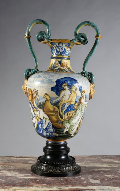 Grand vase en majolique dans le goût du XVIIe...