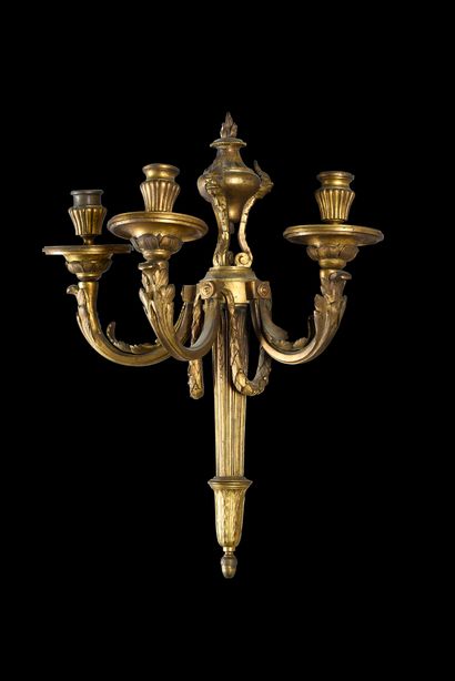 null Pair of chased and gilt bronze sconces with three light arms with acanthus leaf,...