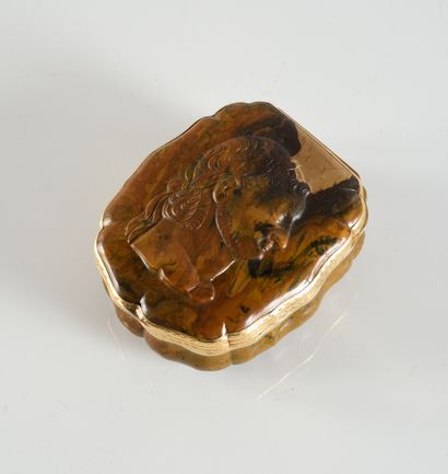 null Contoured jasper box, the lid decorated with the right profile of Emperor Caracalla...