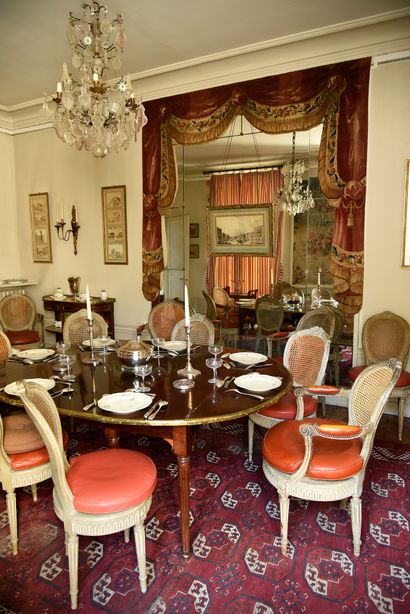 null Caned dining room furniture, consisting of a suite of 16 chairs and 8 armchairs.
Cabriolet...