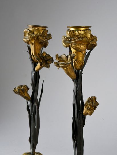 null Pair of torches in patinated and gilt bronze stylizing carnation branches in...