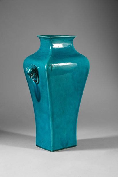 CHINE Vase balustre quadrangulaire en porcelaine émaillée turquoise, à décor de masques...