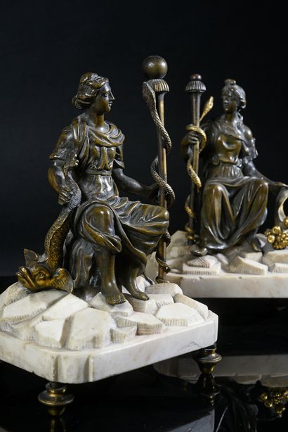 null Paire de sculptures en bronze patiné, doré et marbre blanc, figurant deux femmes...