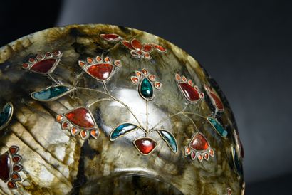 null Flared Indian cup in spinach nephrite resting on a heel adorned and inlaid with...