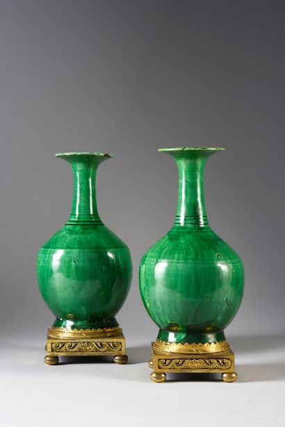 null Paire de vases balustre en grés vernissé vert.
Chine dynastie Qing XIXe siècle.
Belle...