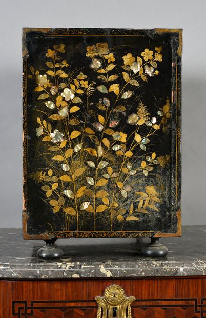 JAPON Cabinet in Japanese lacquer known as NAMBAN, with black lacquer decoration...