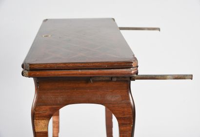 null Rare rosewood veneer changer table.
The top opens out into drawers.
It rests...