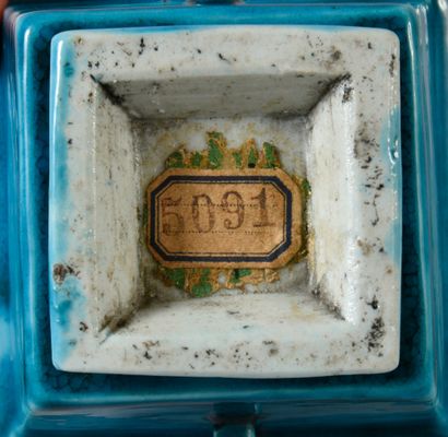 CHINE Deux coupes carrées en porcelaine émaille turquoise reposant sur un petit piédouche...