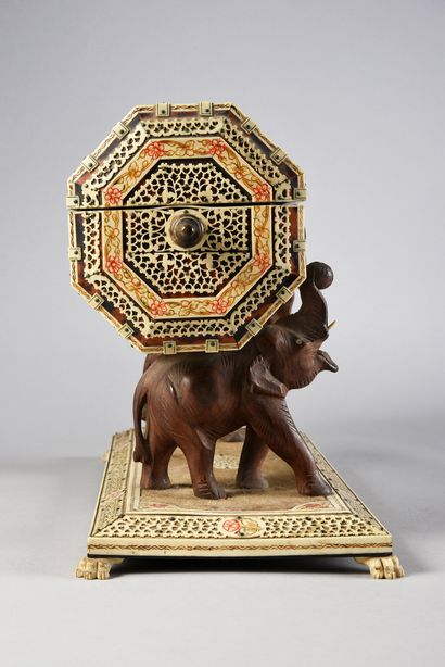 null Octagonal Indo-Portuguese box in tortoise shell veneer, inlaid with ivory plates,...