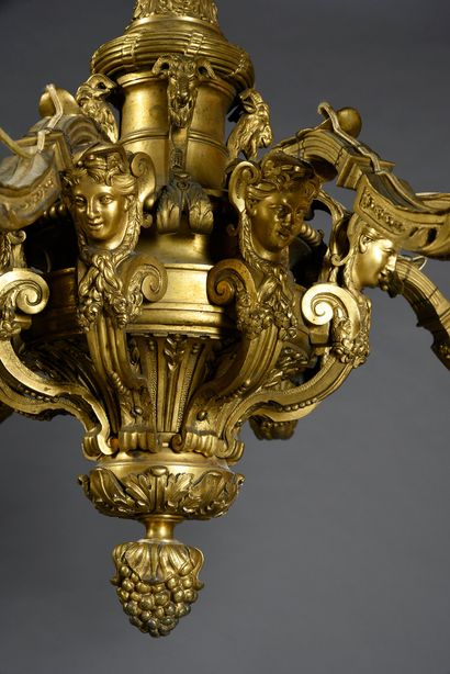 null Finely chiselled and gilded bronze chandelier with eight leafy light arms. The...