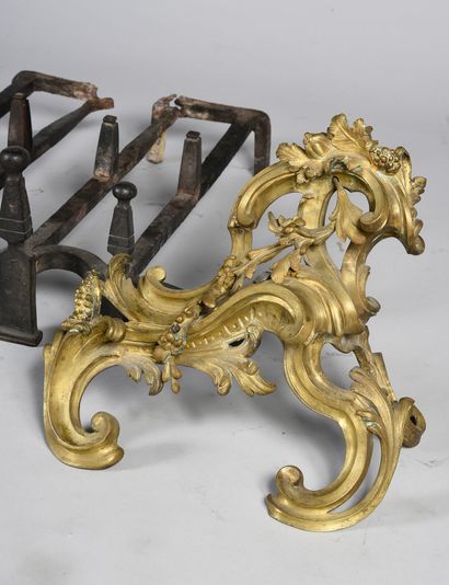 null Pair of chased and gilt bronze rocaille andirons.
Louis XV period.
With their...