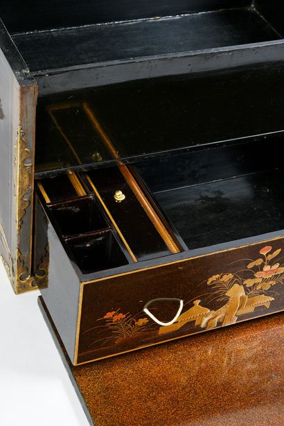 null Travel chest in Japanese lacquer and European varnish, it opens to a front flap...
