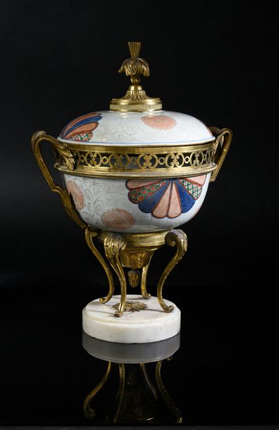 null Japanese Imari porcelain potpourri vase decorated with fleurons on a background...