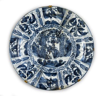 DELFT, FIN XVIIe siècle 
Plat en faïence, à décor bleu et blanc dit «Kraak», dans...