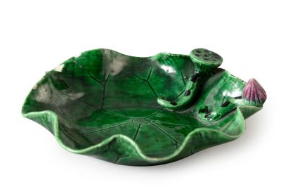 null Deux compte-gouttes (objet de lettré) en porcelaine émaillé vert en forme de...