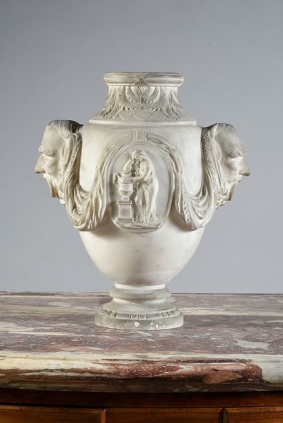 Vase en marbre blanc sculpté, le corps de...