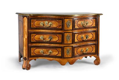 Important chest of drawers in rosewood veneer...