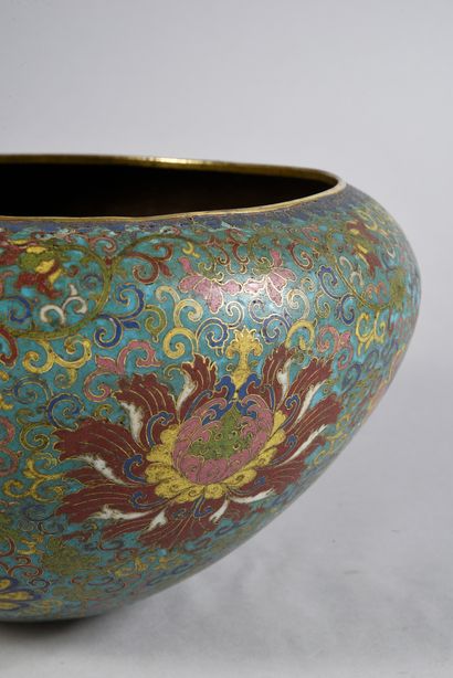 CHINE - XVIIIe siècle 
Bol à aumônes en bronze doré et émaux cloisonnés à décor de...