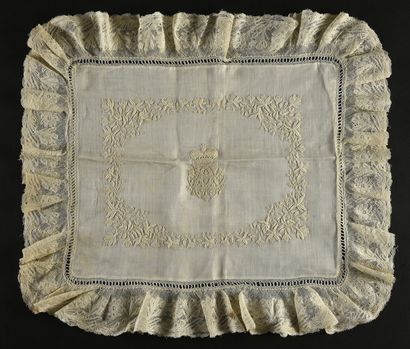 null Trois housses de coussin, broderie blanche, 2nde moitié du XIXe siècle. 
Mouchoirs...