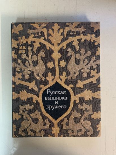null Ten books in various languages on lace or fabrics.
Including books in Russian,...