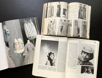 null Three books in German about fashion and fashion accessories.
"Das grosse Bilder-Lexikon...