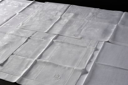 null Suites de serviettes de table en damassé, vers 1900.
Quarante et une serviettes...