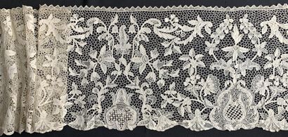 null Large Youghal ruffle, needlepoint, Ireland, end of the 19th century.
Large and...