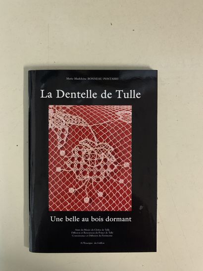 null Neuf ouvrages en français sur la dentelle.
Cinq livres sur les dentelles françaises,...