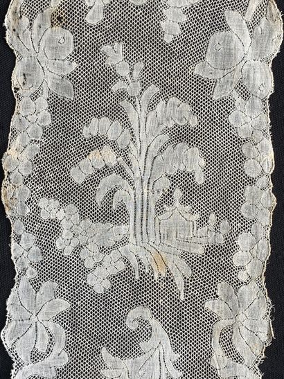 null 
Barbes en dentelle de Valenciennes, fuseaux, vers 1750-60.
En lin finement...