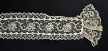 null Cravate en Valenciennes, fuseaux, vers 1870-80.
En dentelle aux fuseaux à fil...